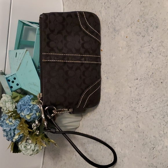 Coach Handbags - Coach wristlet